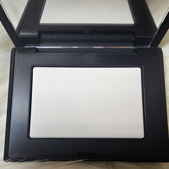 NARS Translucent Crystal Light-Reflecting Setting Powder-Pressed .10oz - Picture 3 of 6